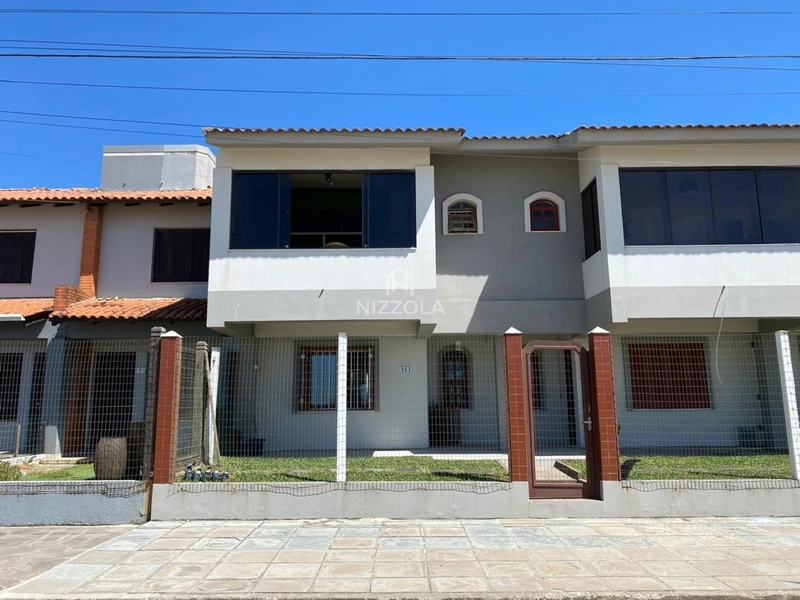 Sobrado com duas suítes na beira mar de Xangri-lá