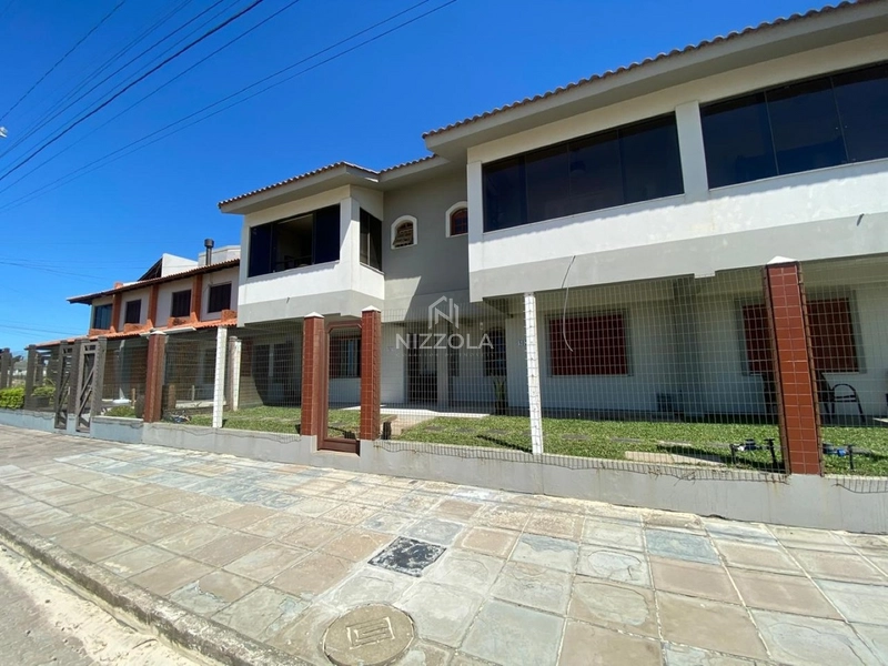 Sobrado com duas suítes na beira mar de Xangri-lá: 3ª foto da galeria de imagens do imóvel