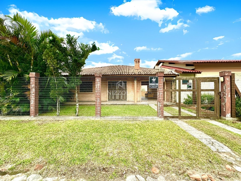 Casa com 2 dormitórios, sendo 1 suíte, em Atlântida Sul.