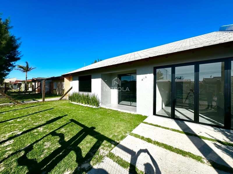 Casa com 2 dormitórios, sendo 1 suíte, em Atlântida Sul: 2ª foto da galeria de imagens do imóvel