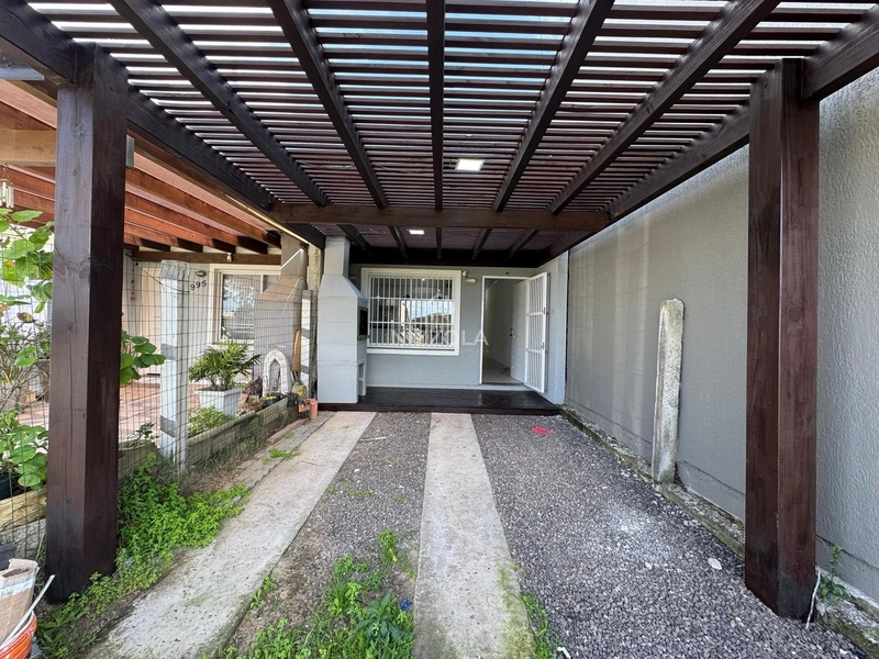 Casa térrea com pergolado  e churrasqueira em Rainha do Mar: 2ª foto da galeria de imagens do imóvel