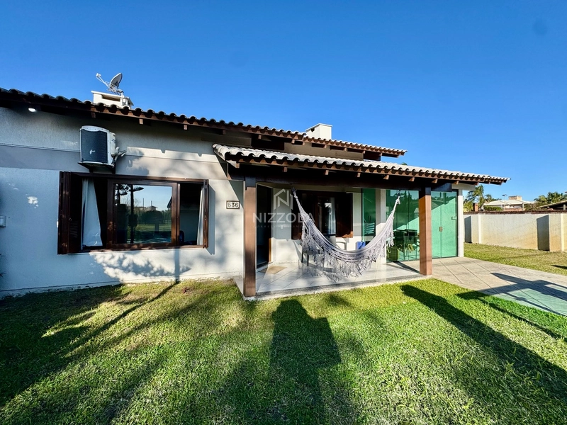 Casa em terreno com 540m² em excelente localização de Atlântida: 3ª foto da galeria de imagens do imóvel