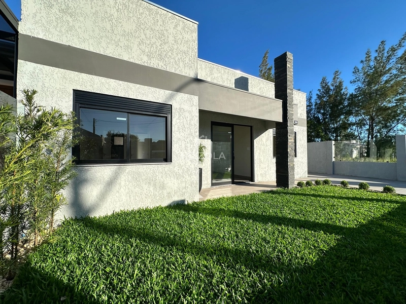 Casa reformada com 3 dormitórios, sendo 1 suíte, em Atlântida Sul: 2ª foto da galeria de imagens do imóvel