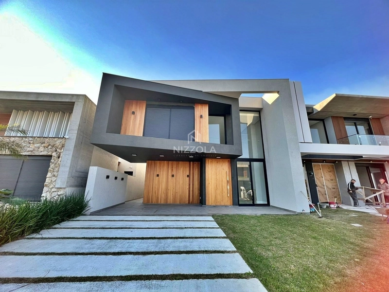 Sobrado com 4 suítes no Condomínio Sunset