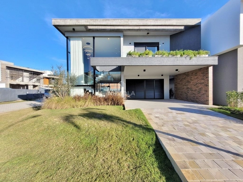 Sobrado com 4 suítes no Condomínio Sunset