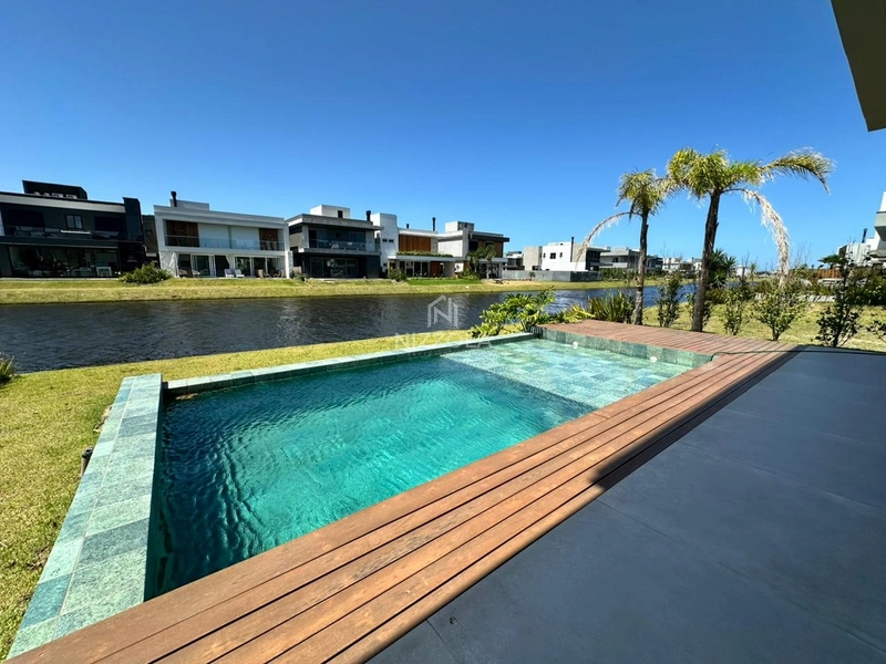 Sobrado beira lago, com 5 suítes, no Condomínio Sunset: 5ª foto da galeria de imagens do imóvel