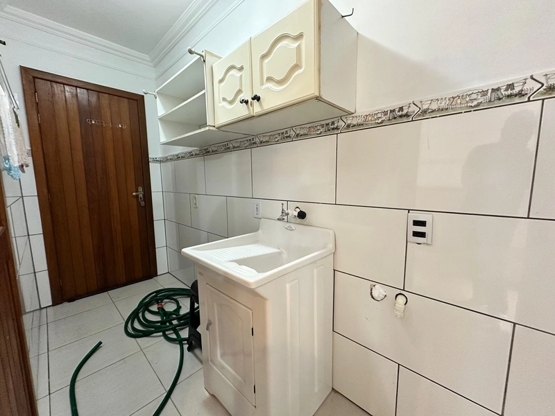 Casa de esquina com 4 dorms/3 suítes, com piscina a 4 quadras da praia: 12ª foto da galeria de imagens do imóvel