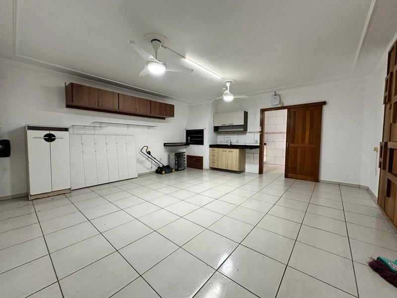 Casa de esquina com 4 dorms/3 suítes, com piscina a 4 quadras da praia: 13ª foto da galeria de imagens do imóvel