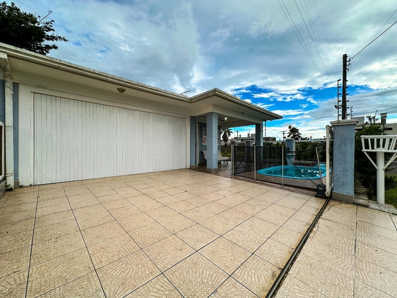 Casa de esquina com 4 dorms/3 suítes, com piscina a 4 quadras da praia: 4ª foto da galeria de imagens do imóvel