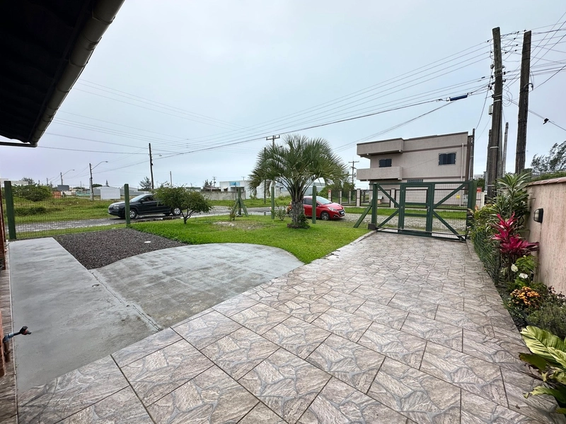 Casa de esquina semimobiliada em Atlântida Sul.: 3ª foto da galeria de imagens do imóvel