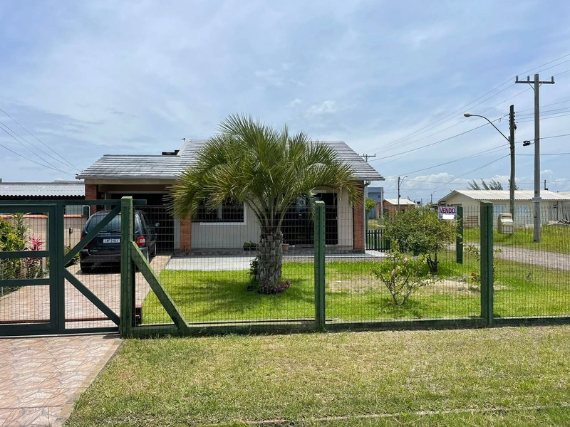 Casa de esquina semimobiliada em Atlântida Sul.: 1ª foto da galeria de imagens do imóvel