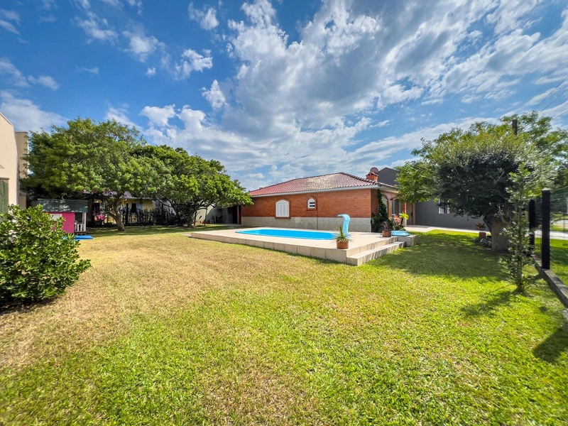 Casa mobiliada com 5 dormitórios, sendo 1 suíte e piscina.: 1ª foto da galeria de imagens do imóvel