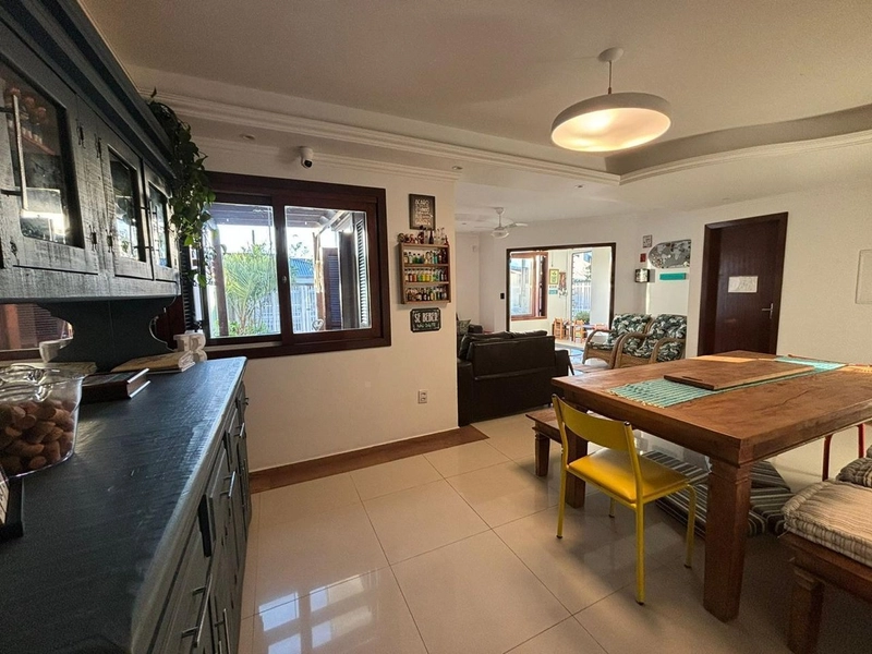 Casa mobiliada e decorada com 4 dormitórios e piscina em Atlântida Sul: 6ª foto da galeria de imagens do imóvel