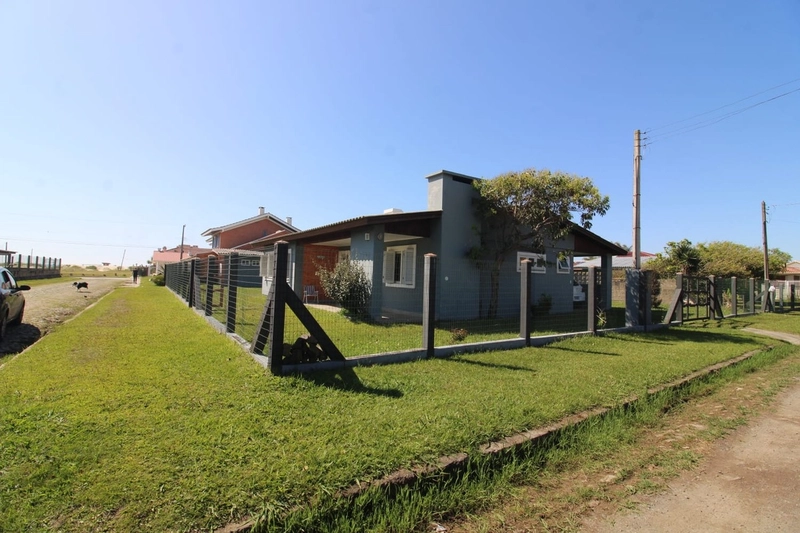 Casa com 3 dormitórios, mobiliada no centro de Xangri-lá: 2ª foto da galeria de imagens do imóvel