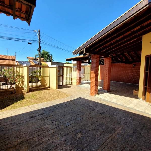 CASA À VENDA COM 03 DORMS. SENDO UMA SUÍTE COM 640 M² DE TERRENO.: 1ª foto da galeria de imagens do imóvel