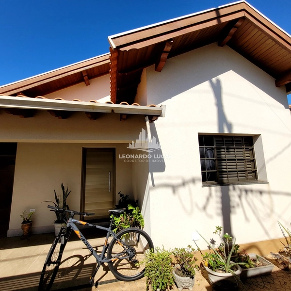 CASA NO CENTRO DISPONIVEL PARA VENDA COM 04 DORMITORIOS: 2ª foto da galeria de imagens do imóvel
