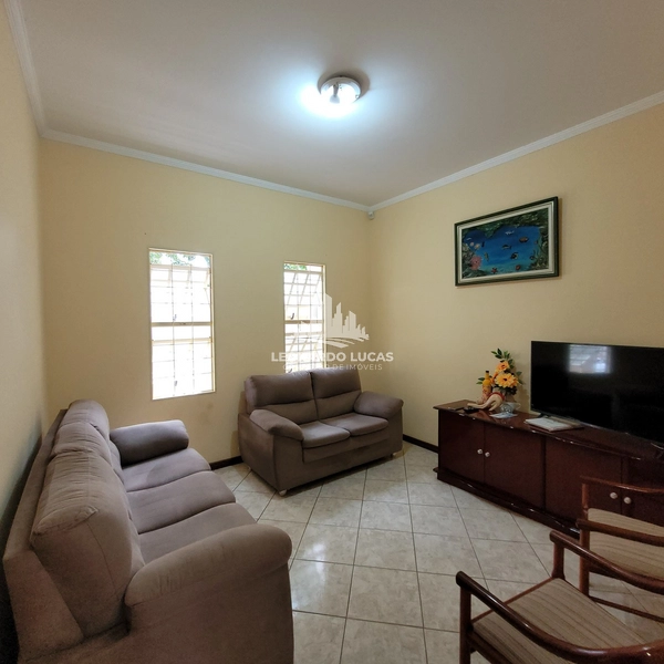CASA À VENDA DE TRÊS DORMITÓRIOS NO BAIRRO JARDIM BRASIL: 3ª foto da galeria de imagens do imóvel