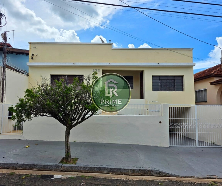 CASA DISPONÍVEL PARA VENDA COM TRÊS DORMITÓRIOS NA REBELO.