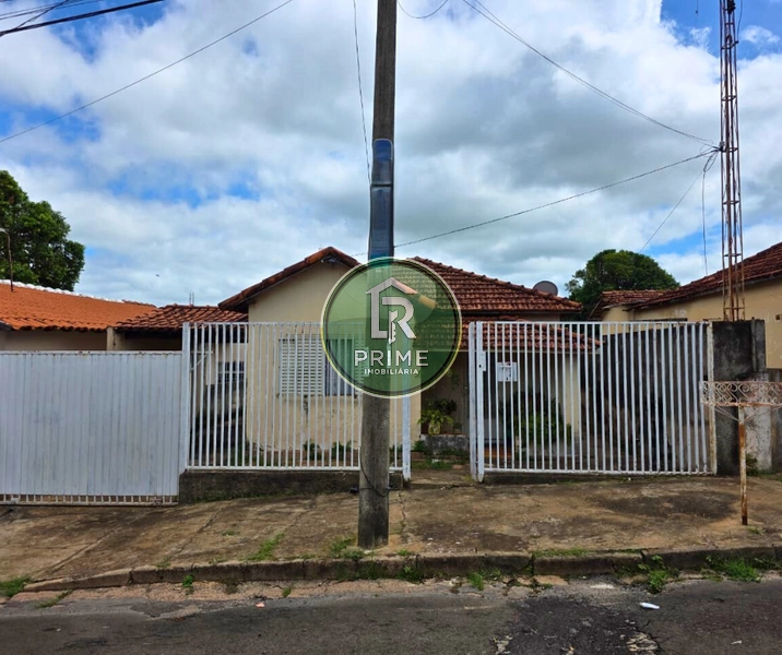 CASA COM DOIS DORMITÓRIOS DISPONÍVEL PARA VENDA NA REBELO.