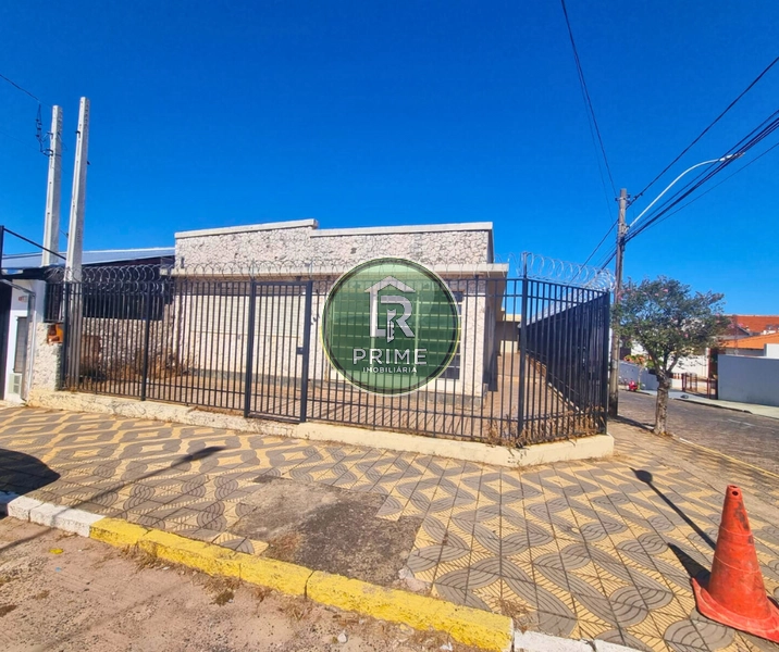 CASA DISPONÍVEL PARA LOCAÇÃO NO CENTRO COM 03 DORMITORIOS.