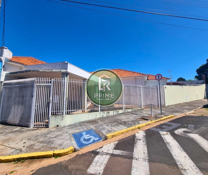 CASA DISPONÍVEL PARA LOCAÇÃO COM TRÊS DORMITÓRIOS NO CENTRO DA CIDADE.: 1ª foto da galeria de imagens do imóvel