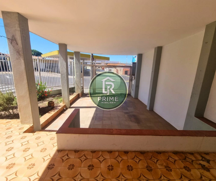 CASA DISPONÍVEL PARA LOCAÇÃO COM TRÊS DORMITÓRIOS NO CENTRO DA CIDADE.: 2ª foto da galeria de imagens do imóvel