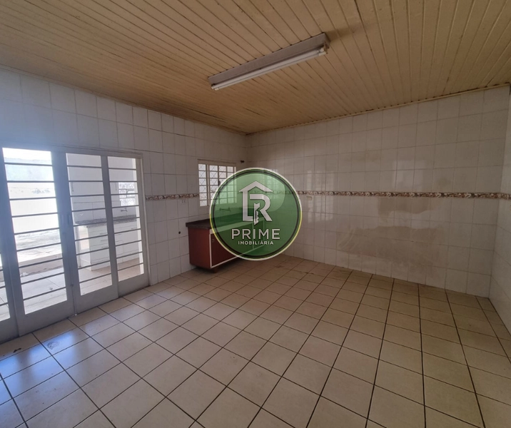 CASA DISPONÍVEL PARA LOCAÇÃO COM TRÊS DORMITÓRIOS NO CENTRO DA CIDADE.: 5ª foto da galeria de imagens do imóvel