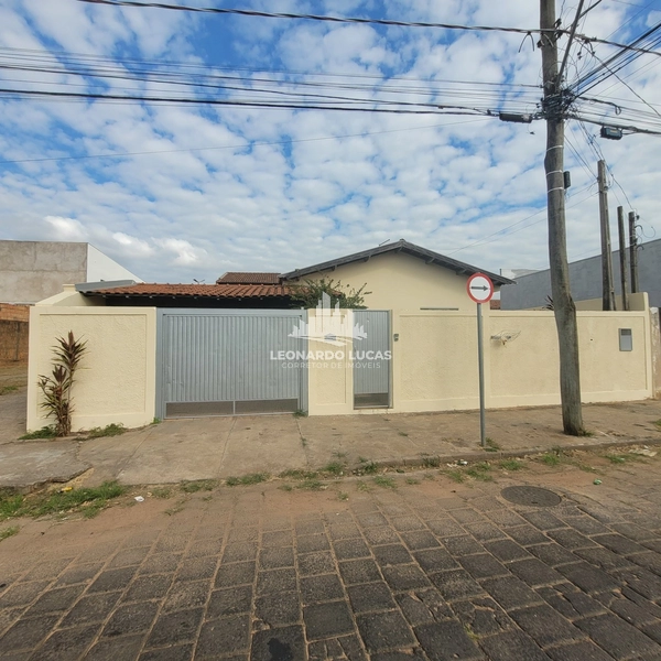CASA À VENDA DE QUATRO DORMITÓRIOS NO BAIRRO REBELO: 1ª foto da galeria de imagens do imóvel