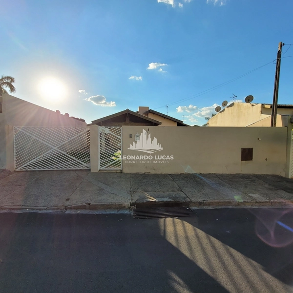 CASA À VENDA COM DOIS DORMITÓRIOS NO BAIRRO JARDIM PAINEIRAS.: 1ª foto da galeria de imagens do imóvel
