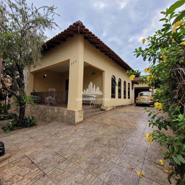 CASA COM TRÊS DORMS. SENDO UMA SUÍTE À VENDA NO BAIRRO GUANABARA.: 1ª foto da galeria de imagens do imóvel