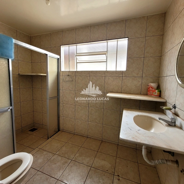 CASA COM 04 DORMITÓRIOS SENDO UMA SUÍTE À VENDA NO CENTRO DE GARÇA/SP.: 9ª foto da galeria de imagens do imóvel