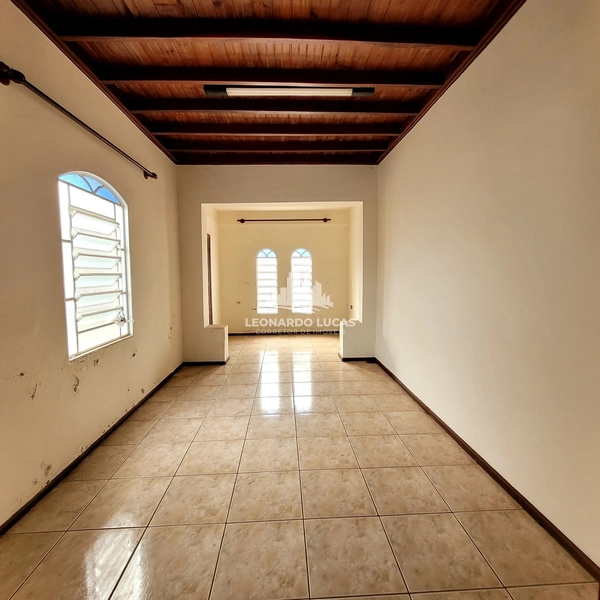 CASA COM 04 DORMITÓRIOS SENDO UMA SUÍTE À VENDA NO CENTRO DE GARÇA/SP.: 5ª foto da galeria de imagens do imóvel