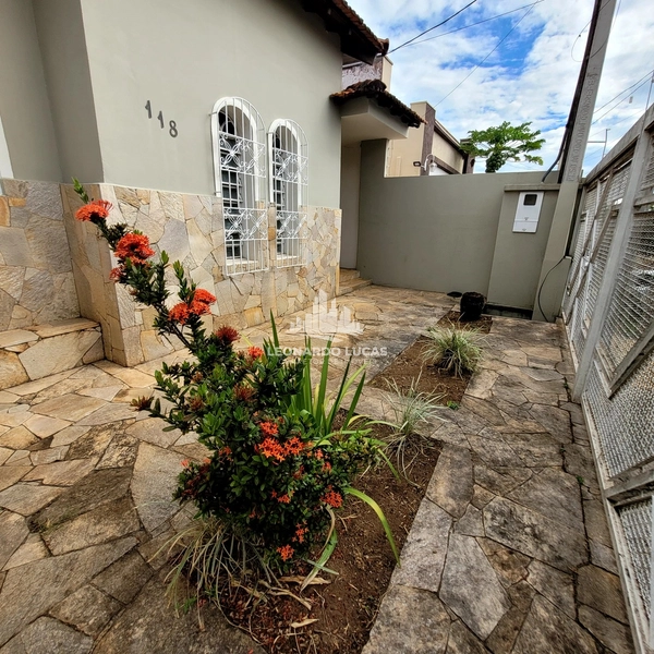 CASA COM 04 DORMITÓRIOS SENDO UMA SUÍTE À VENDA NO CENTRO DE GARÇA/SP.: 3ª foto da galeria de imagens do imóvel