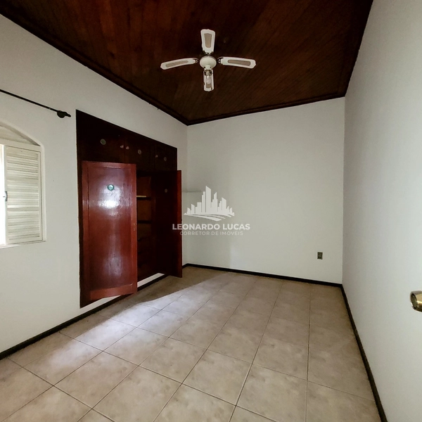 CASA COM 04 DORMITÓRIOS SENDO UMA SUÍTE À VENDA NO CENTRO DE GARÇA/SP.: 10ª foto da galeria de imagens do imóvel