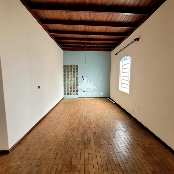 CASA COM 04 DORMITÓRIOS SENDO UMA SUÍTE À VENDA NO CENTRO DE GARÇA/SP.: 4ª foto da galeria de imagens do imóvel
