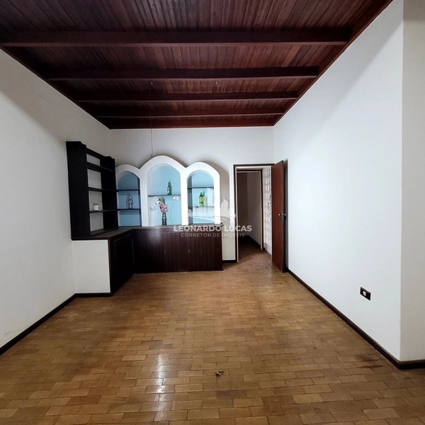CASA COM 04 DORMITÓRIOS SENDO UMA SUÍTE À VENDA NO CENTRO DE GARÇA/SP.: 1ª foto da galeria de imagens do imóvel