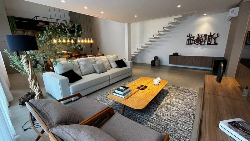Duplex a venda em Jurerê Internacional com 4 suítes: 1ª foto da galeria de imagens do imóvel