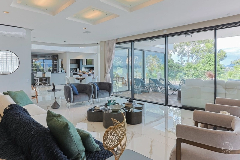 Casa alto padrão com 5 suítes em Cacupé: 3ª foto da galeria de imagens do imóvel