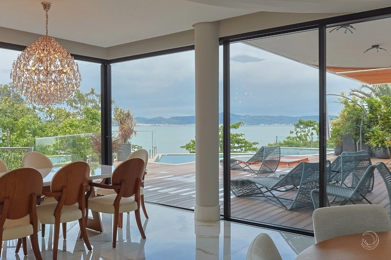 Casa alto padrão com 5 suítes em Cacupé: 8ª foto da galeria de imagens do imóvel