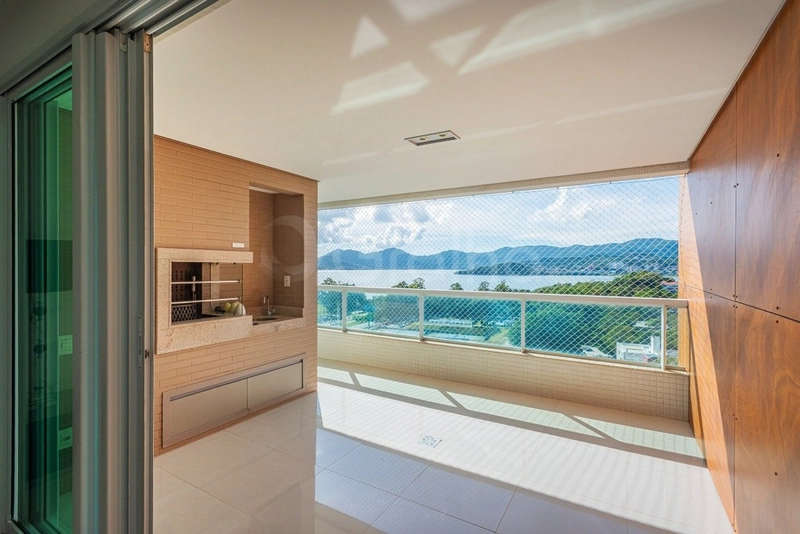 Apartamento com 2 suítes na Agronômica