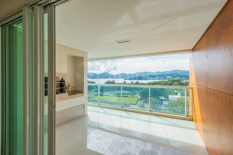 Apartamento com 2 suítes na Agronômica