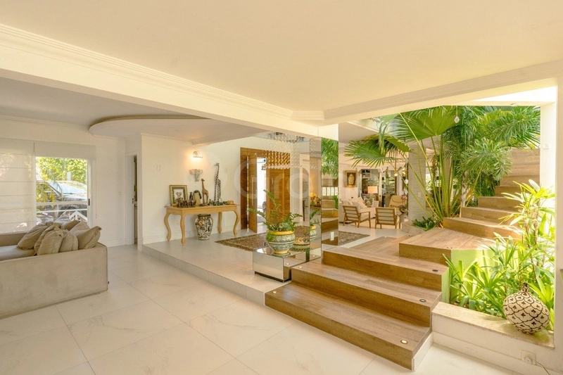 Casa de Alto Padrão com 4 suítes em Jurerê: 8ª foto da galeria de imagens do imóvel