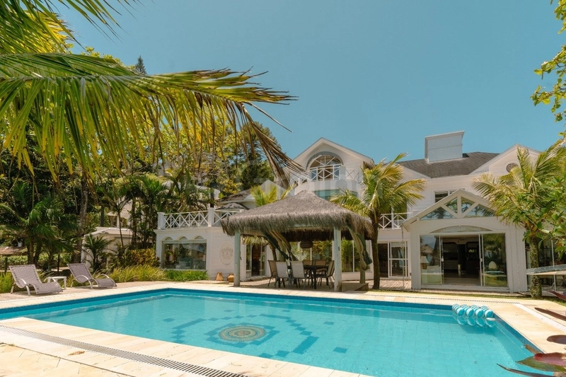 Casa de Alto Padrão com 4 suítes em Jurerê: 1ª foto da galeria de imagens do imóvel
