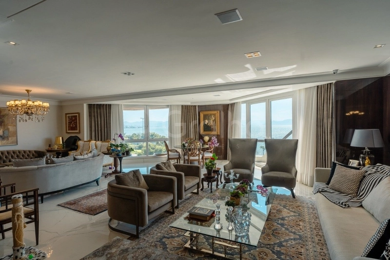 Apartamento com 3 suítes na Beira Mar Norte