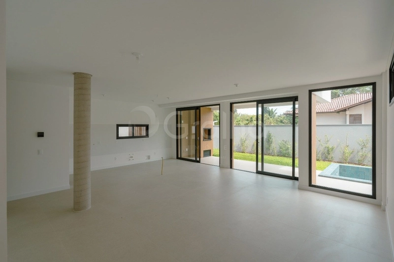 Casa com 4 suítes no Cacupé: 2ª foto da galeria de imagens do imóvel