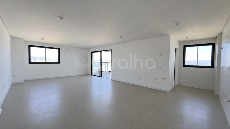 Apartamento com 3 suítes na Agronômica: 2ª foto da galeria de imagens do imóvel