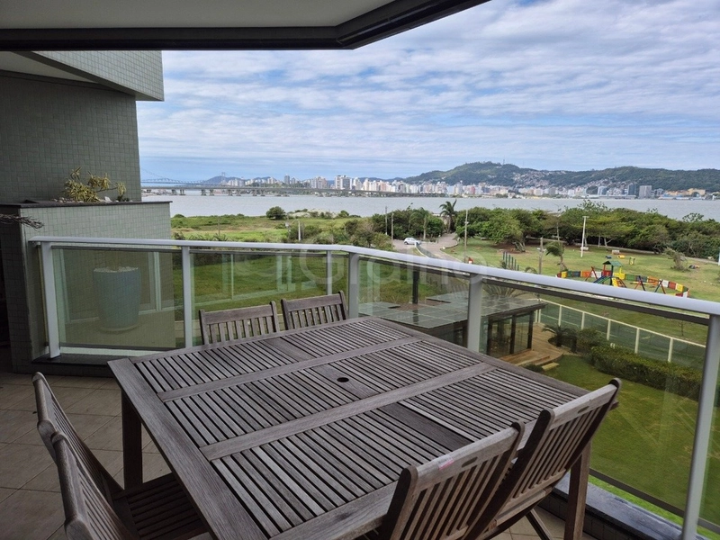 Apartamento com 4 suítes em Coqueiros: 5ª foto da galeria de imagens do imóvel