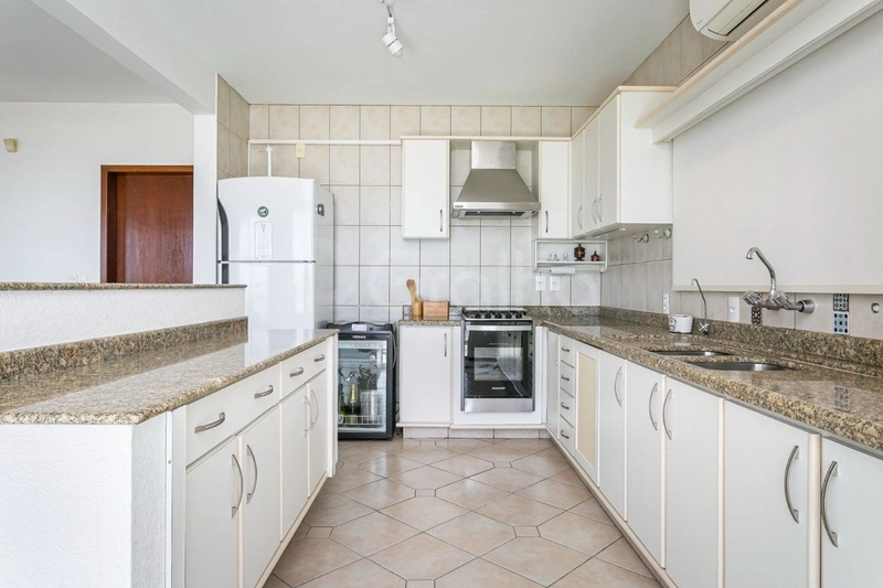 Casa com 4 dormitórios na Praia Brava: 9ª foto da galeria de imagens do imóvel