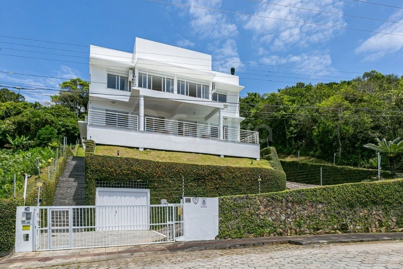 Casa com 4 dormitórios na Praia Brava: 2ª foto da galeria de imagens do imóvel
