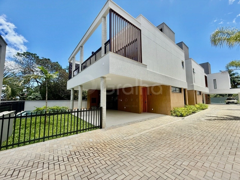 Casa com 3 suítes no Cacupé